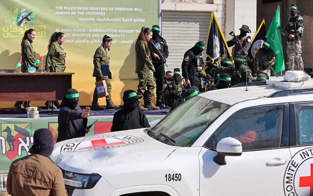 المجندات الأربع وهن يصعدن على خشبة مسرح نصبتها حماس في ساحة مزدحمة في مدينة غزة قبل إطلاق سراحهن.